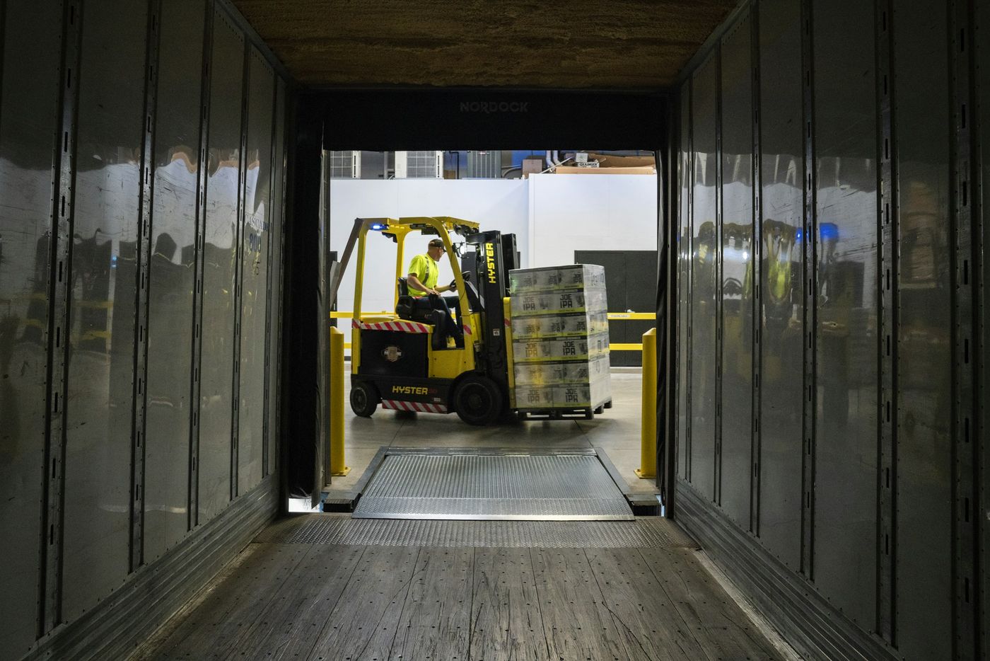 Autoelevador cargando pallets en un muelle de carga